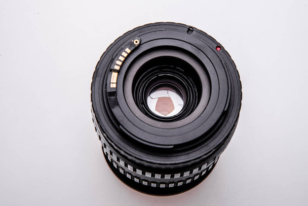 デジタルカメラ用アダプター付きの古い手動レンズ - 写真・画像