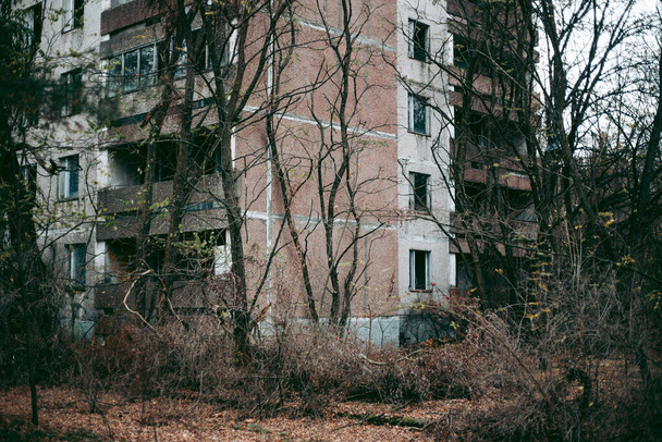 Παλιό ερειπωμένο σπίτι στο Pripyat στο Τσερνόμπιλ - Φωτογραφία, εικόνα