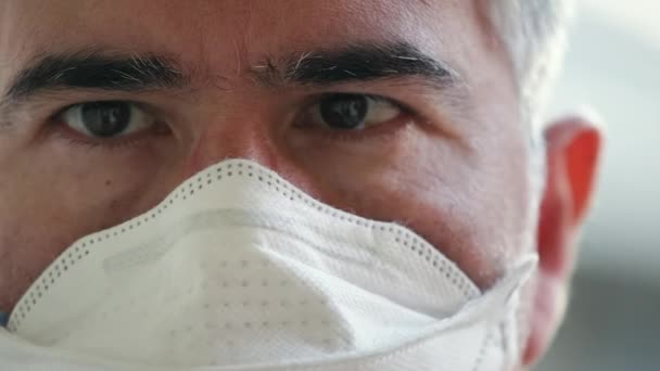 Πορτρέτο ενός ώριμου άνδρα φορώντας μια προστατευτική μάσκα αναζητούν κάμερα, ανησυχία, κορώνα έννοια του ιού - Πλάνα, βίντεο