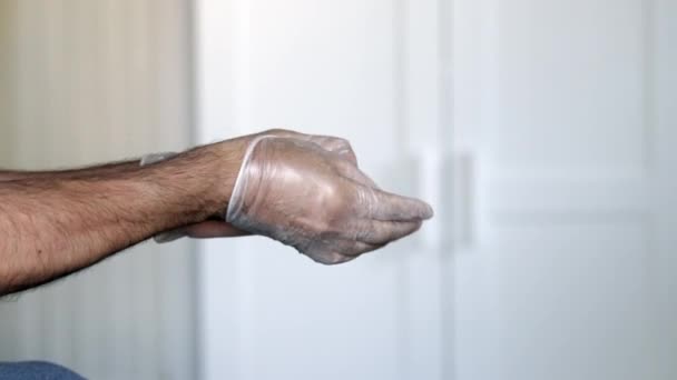Férfi kezek leveszi az orvosi latex kesztyű otthon, Coronavirus védelmi koncepció - Felvétel, videó