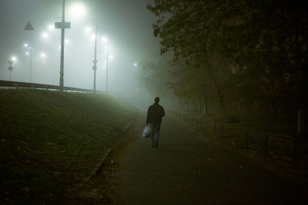 Şehirde sislerin içinde yapayalnız bir adam - Fotoğraf, Görsel