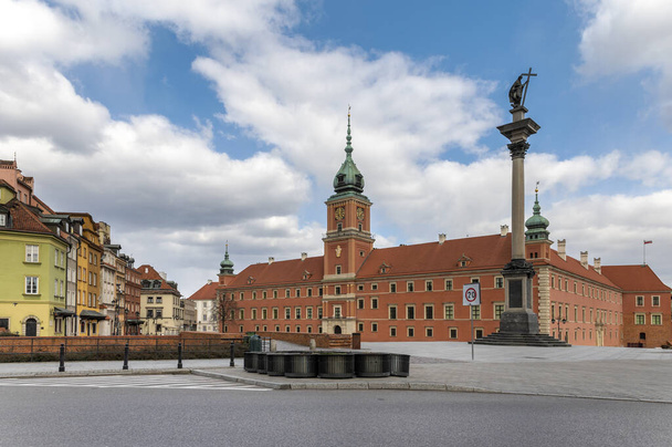 Koninklijk kasteel in de lege oude binnenstad van Warschau tijdens de COVID-19 epidemie. - Foto, afbeelding