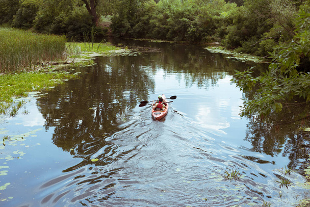 Un ragazzo e una ragazza canoa remare il fiume
 - Foto, immagini
