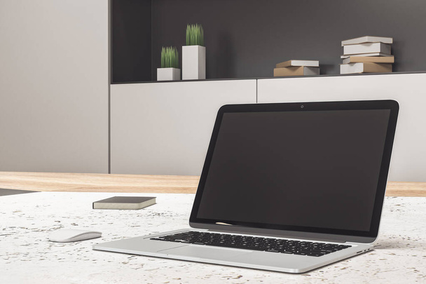 Zamknij czarny ekran laptopa na rozmazanym pulpicie projektanta światła z materiałami na tle biurowym. Makieta, renderowanie 3D - Zdjęcie, obraz