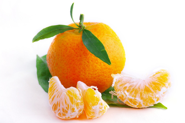 mandarino con foglie su sfondo bianco - Foto, immagini