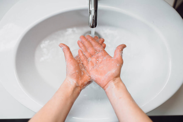 Feche os detalhes da mulher lavando as mãos em casa. Higiene e limpeza corporal conceito detalhe
 - Foto, Imagem