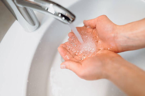 Detalhes da mulher limpeza e lavar as mãos em casa. Higiene e limpeza corporal conceito detalhe, pandemia, conceito coronavírus
 - Foto, Imagem