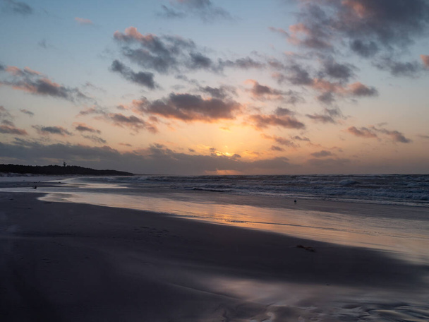 Západ slunce nad Baltským mořem, prázdná pláž, vlny na moři. Postřelen za větrného počasí. Leba, Polsko. - Fotografie, Obrázek