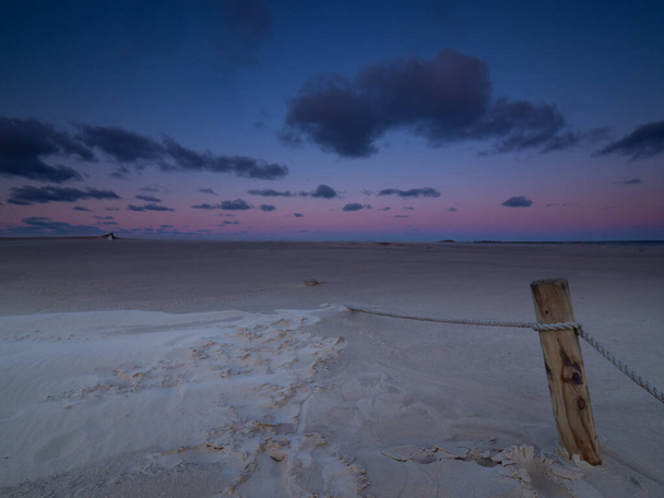 Východ slunce na pohybujících se dunách během větrného rána. Debki, Baltické moře, Polsko. - Fotografie, Obrázek