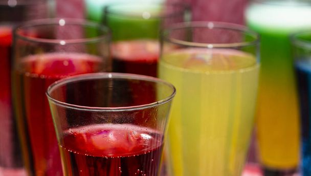 Glasses with a cocktail. Multicolored drinks. Drunk party. - Foto, Imagem