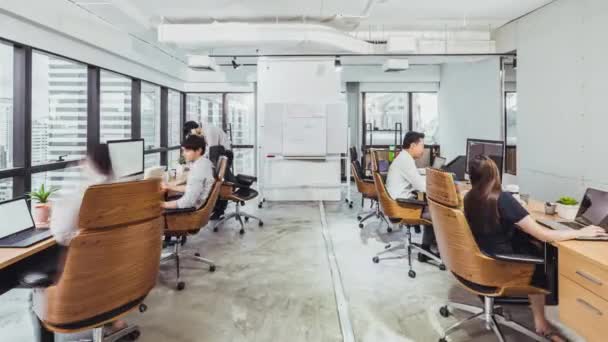 4K időeltolódás fiatal ázsiai üzletemberek dolgoznak együtt az irodában, ráközelítenek. Munkaerő, vállalati munkahely, csapatmunka, pénzügyi vagy marketing csapat találkozó koncepció - Felvétel, videó