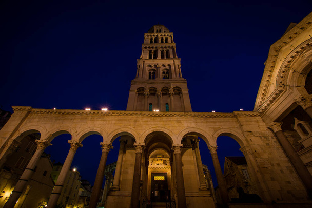 Kostelní věž v noci ve Splitu Chorvatsko - Fotografie, Obrázek