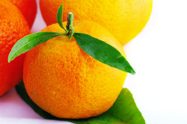 Tangerine met bladeren. Tangerine close-up. - Foto, afbeelding