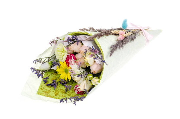 Kreatywny świąteczny bukiet świeżych i suszonych kwiatów. Studio zdjęcie - Zdjęcie, obraz