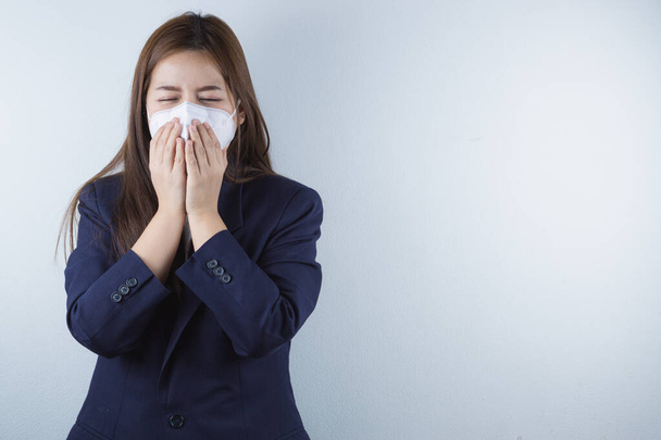 Бізнес-жінка кашляє грип з коронавірусу і опівдні 2,5. Коронавірус і забруднення повітря П.2,5.. - Фото, зображення
