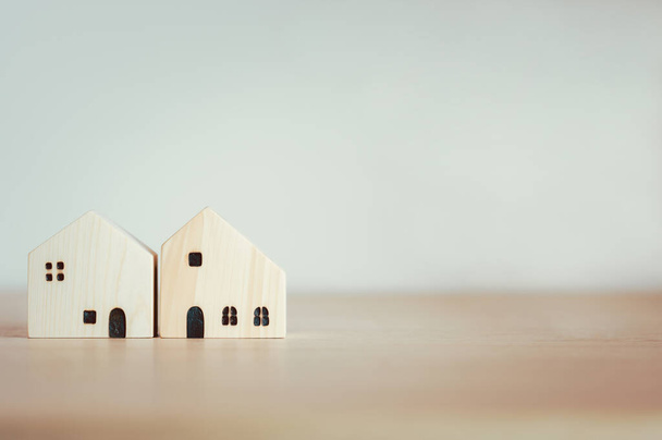 Ev kredisi, finans veya ev yapımı konsepti için iki küçük ahşap ev modeli - Fotoğraf, Görsel