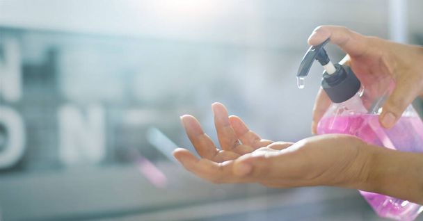 Femme se laver les mains avec du gel savon pour éviter les infections corona virus ou covid-19 et la prévention pour arrêter la propagation du coronavirus
.  - Photo, image