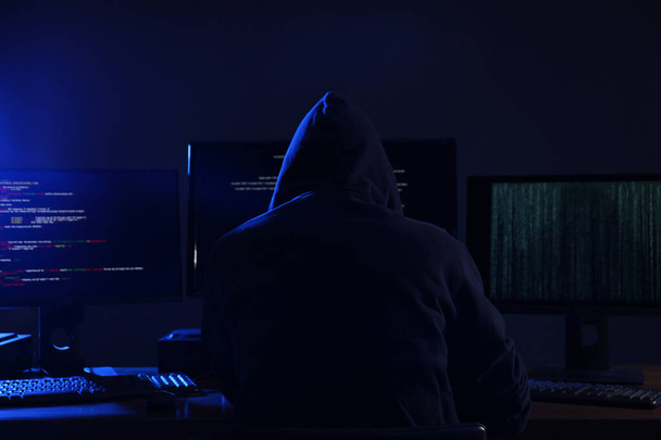 暗室にコンピューターがあるハッカー。サイバー犯罪 - 写真・画像