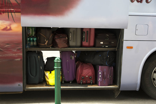 Tassen en koffers in de bagageruimte in een toeristische bus - Foto, afbeelding