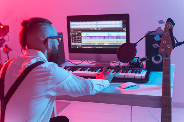 Музыкант и создание музыкальной концепции - Мужской звукорежиссер работает в студии звукозаписи
. - Фото, изображение