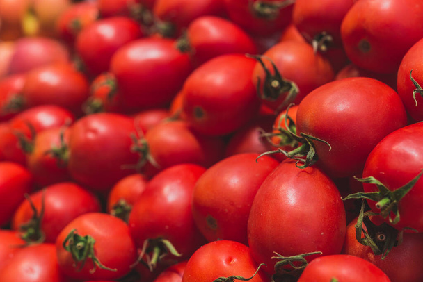 Close up food photo of organic tomatoes at the farmers market stall. - Foto, Imagen