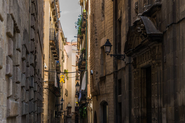 A gótikus negyed szűk utcái Barcelonában, Spanyolországban. - Fotó, kép