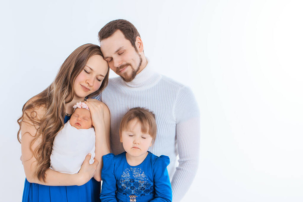 concept of healthy lifestyle, protection of children, shopping - baby in the arms of the mother and father. Woman and man holding a child. Isolated on white background. Copy space. Portrait of faamily - Photo, image
