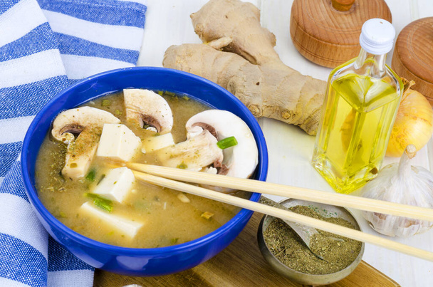 Vegetarische Misosuppe mit Tofu und Pilzen. Studioaufnahme - Foto, Bild