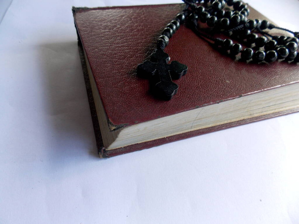 Rosaire en bois. Perles pour prier et bible
 - Photo, image