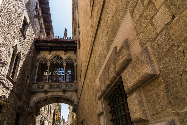 Narrow streets of Gothic Quarter in Barcelona, Spain. - Foto, afbeelding