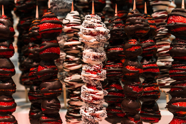 Een zoete dessert snack van aardbei met chocolade op de boerenmarkt kraam. - Foto, afbeelding