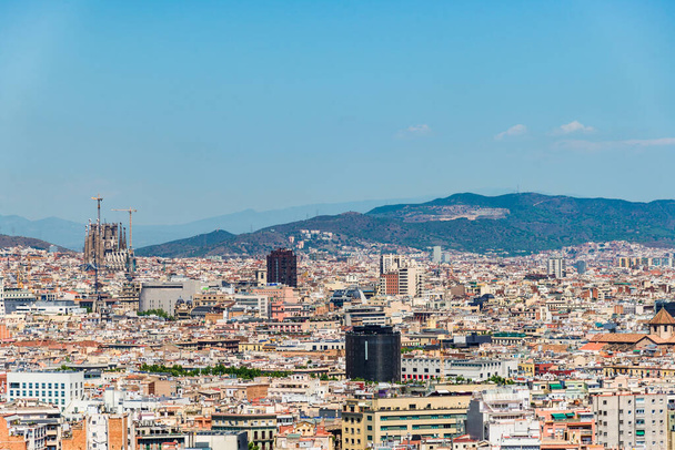 Vista panoramica sulla città e sulle montagne di Barcellona in Spagna
. - Foto, immagini