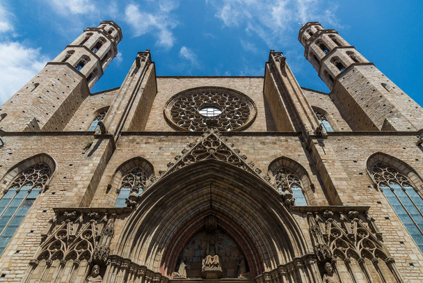 A Santa Maria del Mar templom homlokzata a gótikus negyedben, Barcelonában. - Fotó, kép
