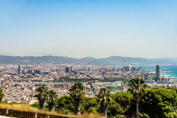 Panoraamanäkymät Barcelonaan kaupunki ja vuoret Espanjassa
. - Valokuva, kuva