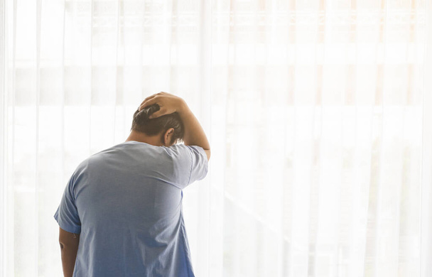 Rückenansicht von asiatischen männlichen Patienten Schmerzen und Stress bei ihrer Krankheit im Krankenzimmer. Gesundheitskonzept. - Foto, Bild