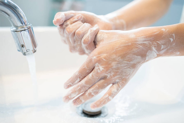 Higiena, Ręce dziewczynki pocierające dłonie, częste mycie antyseptycznym mydłem, ochrona przed wirusami i zakażeniami bakteryjnymi, mycie rąk w celu powstrzymania rozprzestrzeniania się wirusa Covid-19, pandemia koronawirusowa - Zdjęcie, obraz
