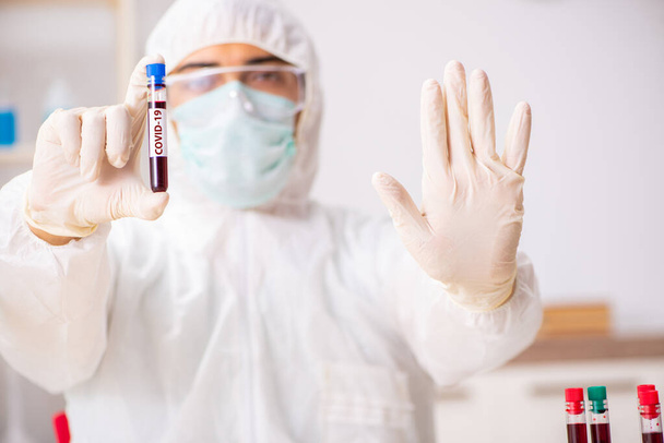Ο γιατρός αναπτύσσει εμβόλιο covid-19 στο εργαστήριο - Φωτογραφία, εικόνα