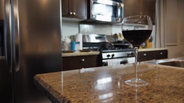 Una sola copa de vino en la cocina, se centran en el vino con fondo borroso
 - Metraje, vídeo