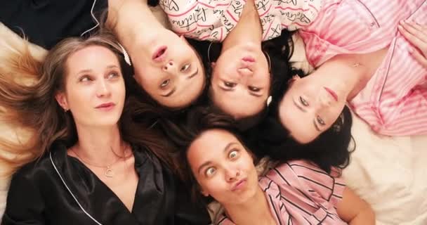 Hymyilevä kaunis naispuolisia ystäviä irvistäen sängyssä
 - Materiaali, video