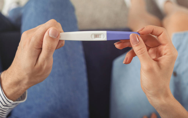 Fiatal pár terhességi teszt otthon, közelkép - Fotó, kép