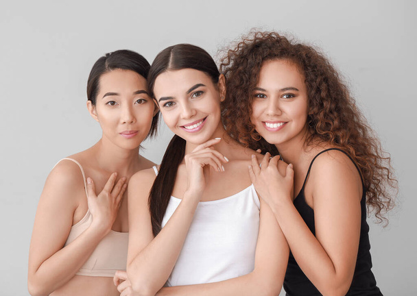 Schöne junge Frauen mit gesunder Haut auf hellem Hintergrund - Foto, Bild