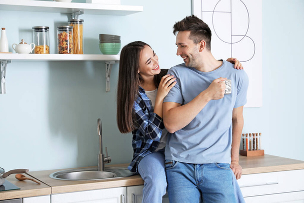 felice giovane coppia in cucina - Foto, immagini