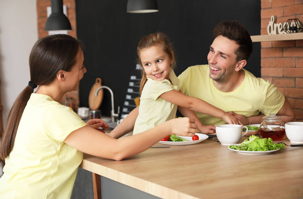Genç aile birlikte mutfakta yemek - Fotoğraf, Görsel