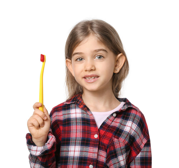 Petite fille mignonne avec brosse à dents sur fond blanc
 - Photo, image