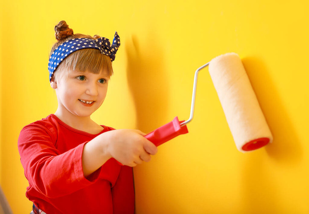 Malá holčička maluje zeď na pokoji - Fotografie, Obrázek