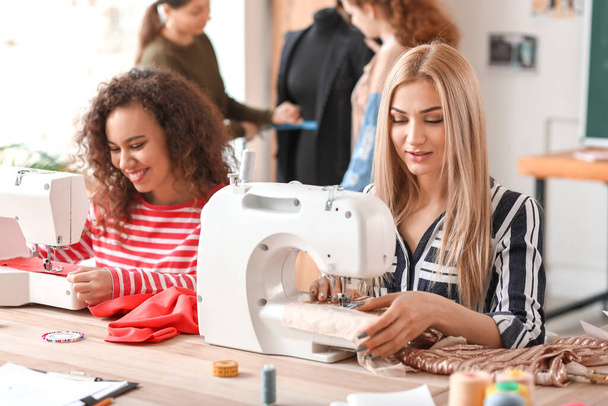 Jeunes femmes pendant le cours de tailleur en atelier
 - Photo, image