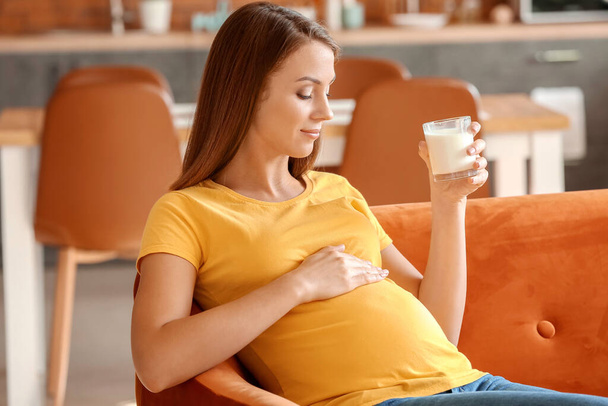 Beautiful pregnant woman drinking milk at home - Zdjęcie, obraz