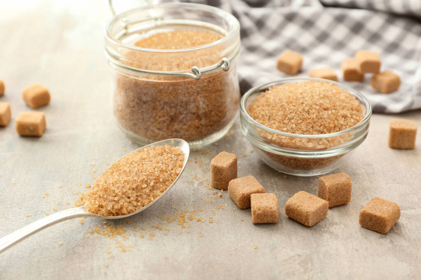 Ruskea sokeri väritaustalla
 - Valokuva, kuva
