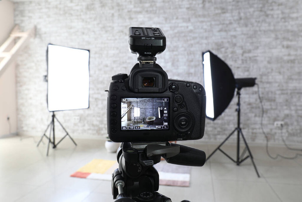 Fotocamera professionale su treppiede in un moderno studio fotografico - Foto, immagini