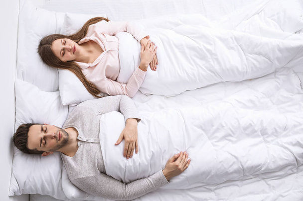 fiatal pár alszik az ágyban - Fotó, kép